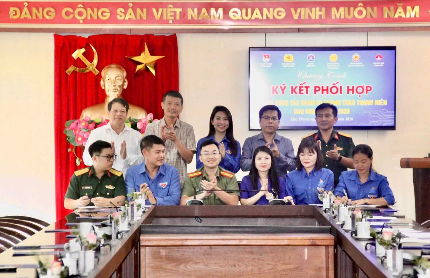 Đoàn Trường Đại học Hồng Đức ký kết chương trình phối hợp với các đơn vị về công tác Đoàn và phong trào thanh niên